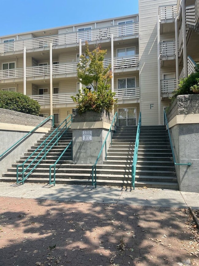 Building Photo - SUNNYVALE - Large (approx. 1,150 sq. ft.),...