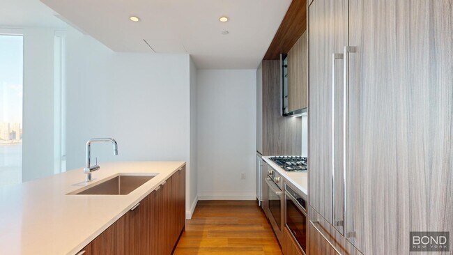 Building Photo - 675 W 59th St