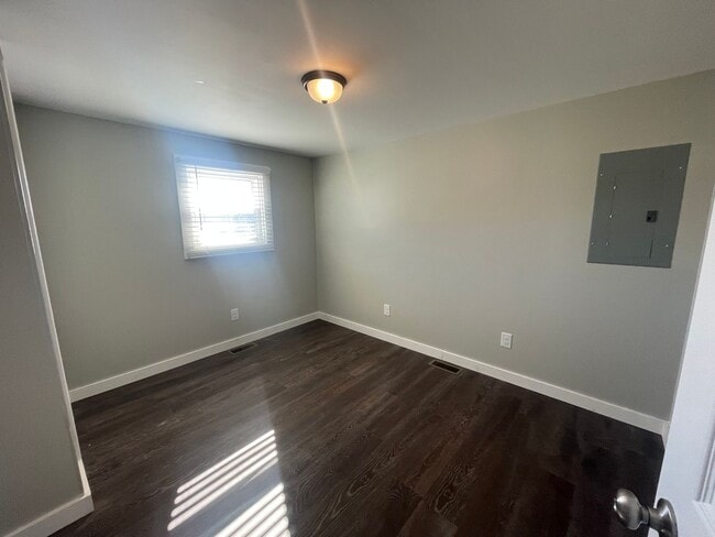 Building Photo - Remodeled 1 Bedroom/1 Bath   Piney Flats, TN