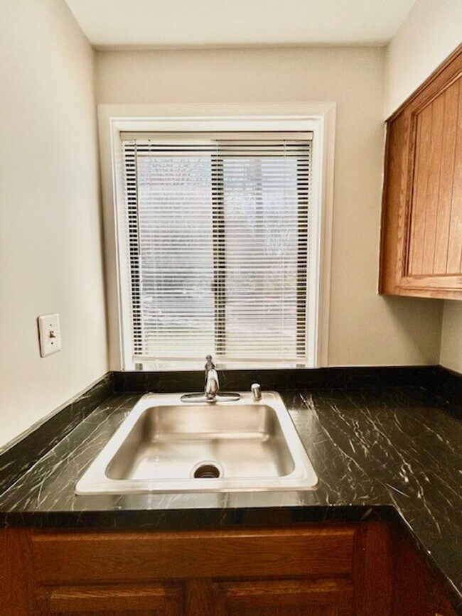 Building Photo - Great location, 1 BR 1 BA in-unit laundry ...