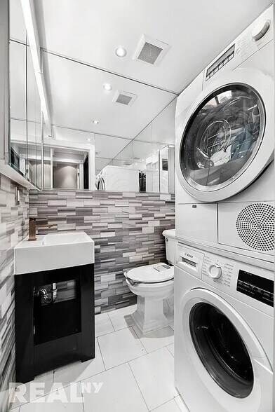 Building Photo - 127 E 7th St