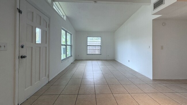 Building Photo - 1121 N Saturn Ave