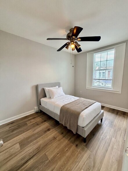 Building Photo - Rare 5-Bedroom Gem in Kingsessing