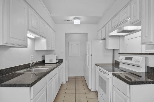 Building Photo - 5720 Cedar Creek Dr