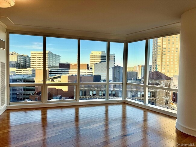 Primary Photo - 1 Renaissance Square