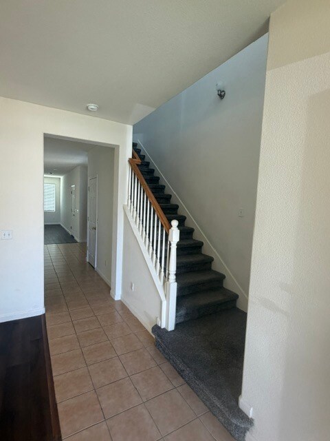 Building Photo - Gorgeous 3 Bedroom 2.5 Bathroom Plus Loft