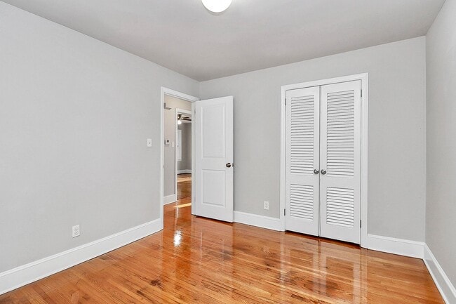 Building Photo - Lovely Two Bedroom Duplex!