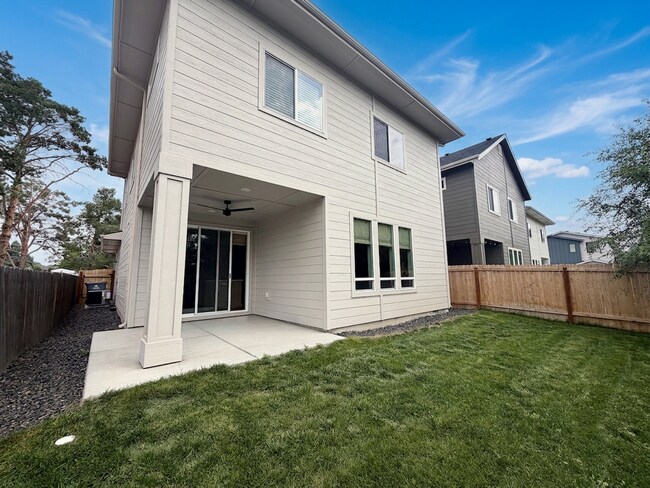 Building Photo - Stunning 3-bedroom + tech room, 2.5-bath home in NW Boise!
