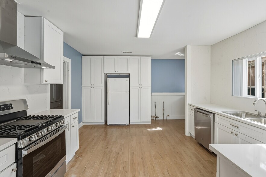 Building Photo - 1174 N Alexandria Ave