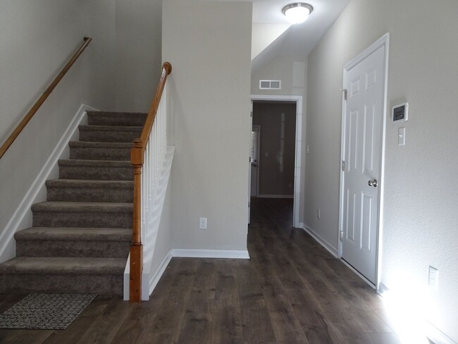 Building Photo - 4 Bedroom 3.5 Bath 3 Story Townhome for Re...