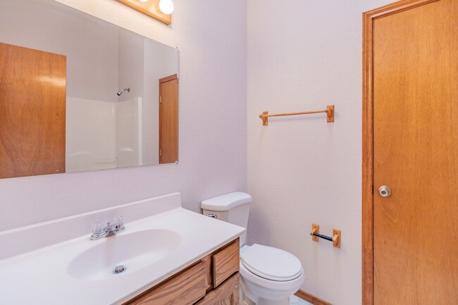 Building Photo - Inviting 3 Bed 2 Bath - Pet Friendly!