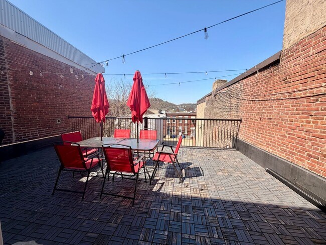Building Photo - 2 bedroom in Lawrenceville with Deck and Parking Spot!
