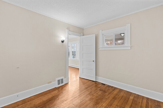 Building Photo - 1005 Woodsdale Ave