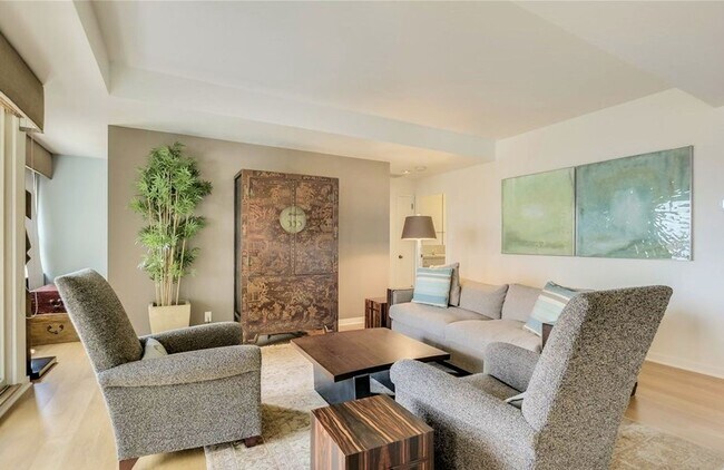 Building Photo - Spacious condo at the iconic Watermark Towers