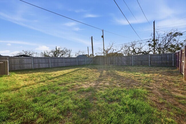 Building Photo - 2050 Lillius St