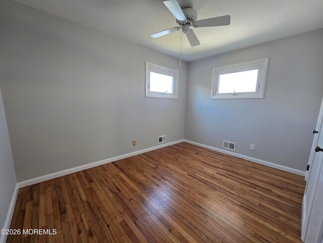 Building Photo - 106 E Granada Dr