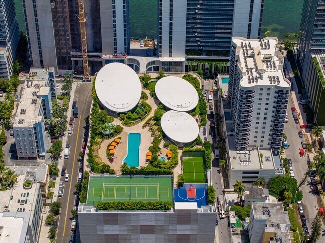 Building Photo - 700 NE 24th St