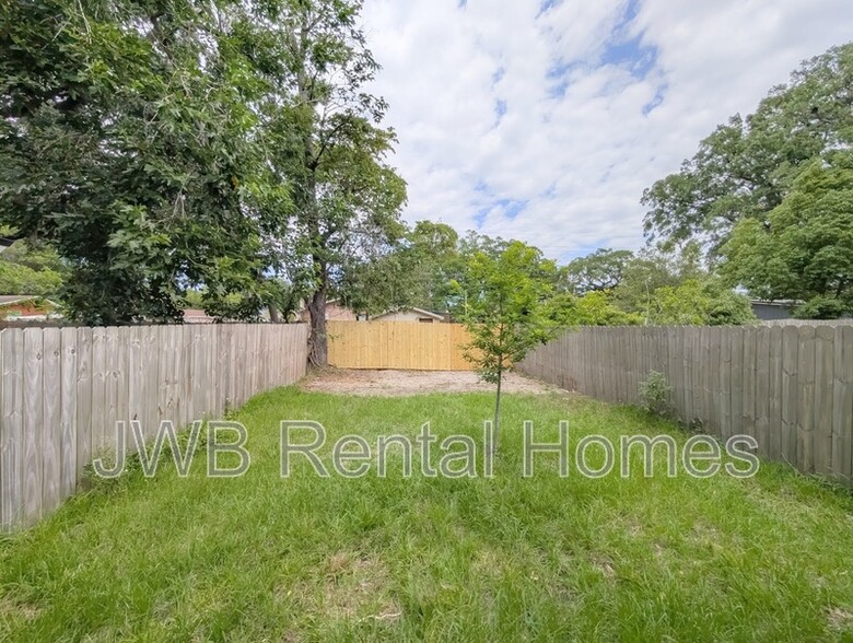 Building Photo - 9087 Eaton Ave