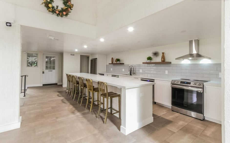 Clubhouse - 8650 Gulana Ave