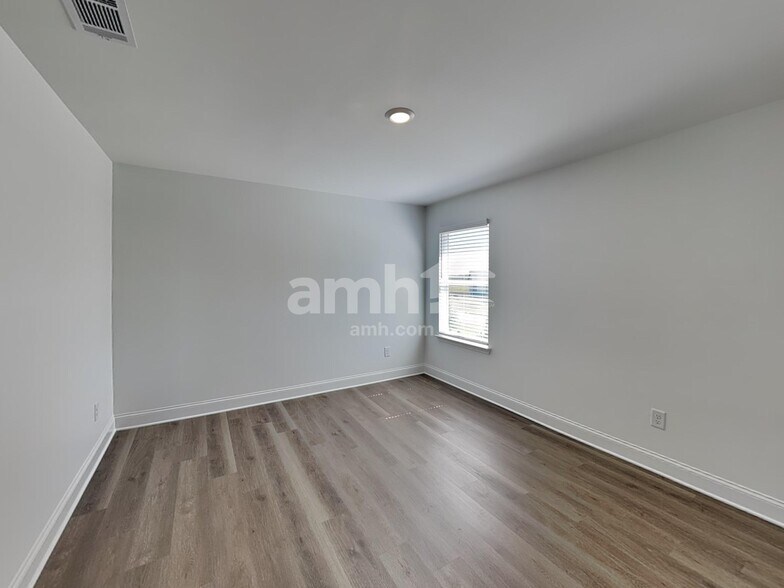 Building Photo - 44 Pointe Dr