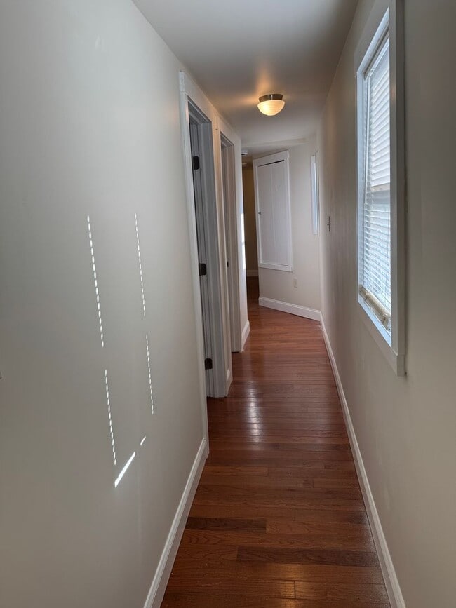 Building Photo - 4 bedroom, 1.5 bath, half double house