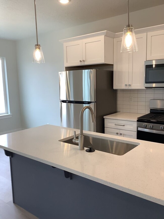 Building Photo - FREE FIRST MONTH'S RENT - New Construction Townhome Located in Prime Saratoga Springs Location