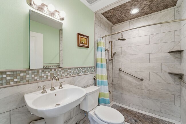 Building Photo - Welcome to this beautiful 4-bedroom, 3-bathroom home in Tempe Arizona!