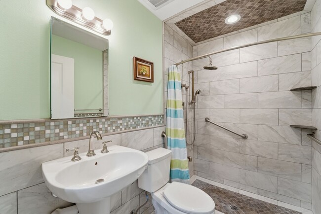 Building Photo - Welcome to this beautiful 5-bedroom, 3-bathroom home in Tempe Arizona!