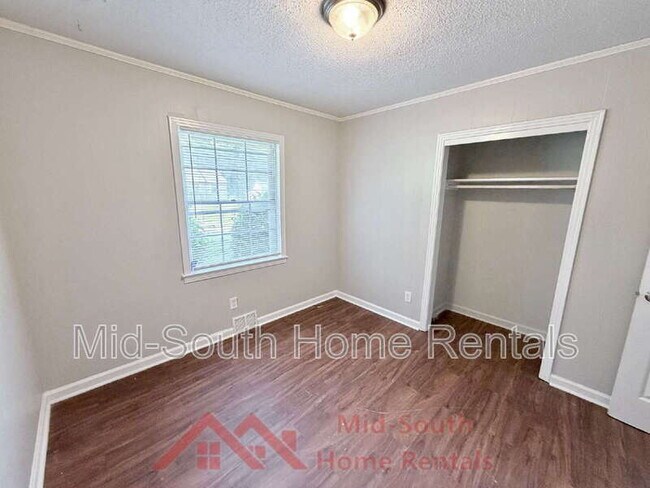 Building Photo - 2050 Sharon Ln