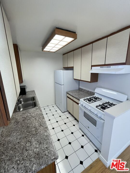 Building Photo - 1252 Barry Ave