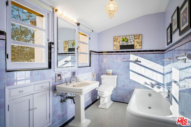 Building Photo - 500 N Las Palmas Ave