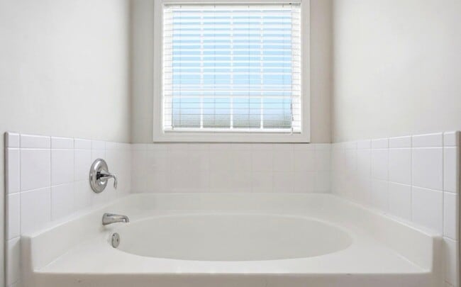 Building Photo - 553 Montego Ct