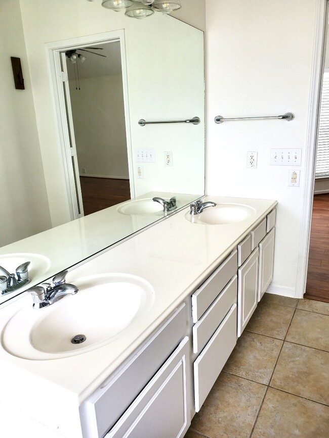 Building Photo - 2526 Sunrise Harbor Ln