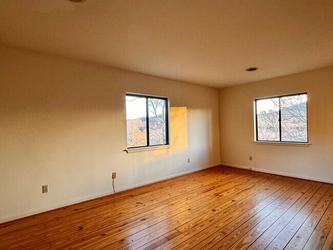 Building Photo - 2442 Red Hill Rd