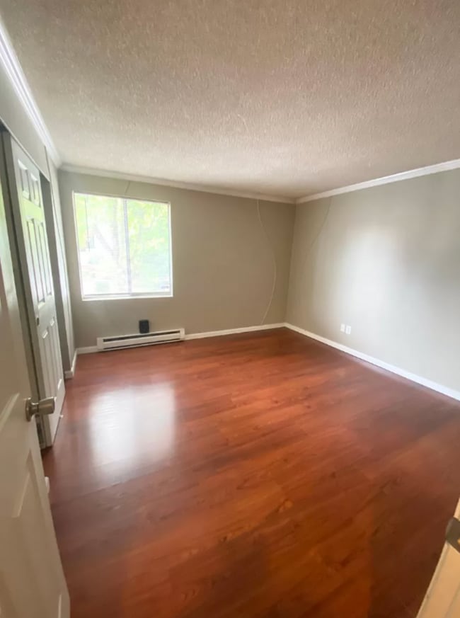 Building Photo - Spacious top floor condo with 3 sizable bedrooms & 2 baths