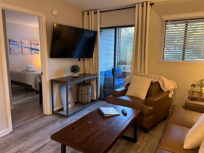 Building Photo - Furnished Updated Condo on HHI - Walk to the Beach!