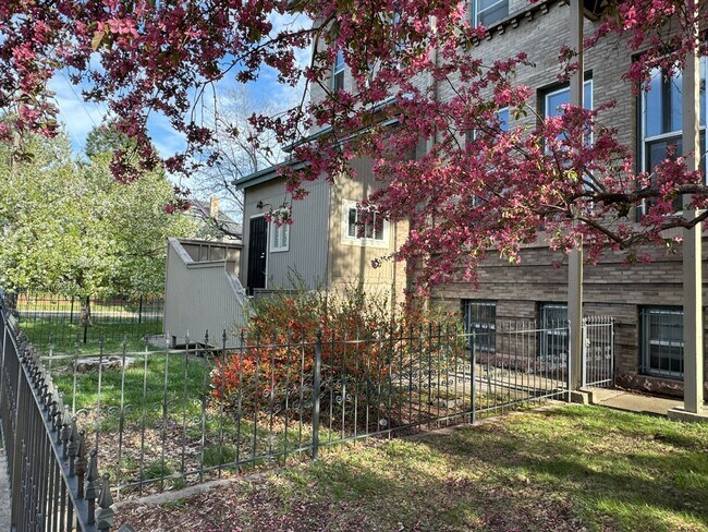 Building Photo - 108 W Byers Pl