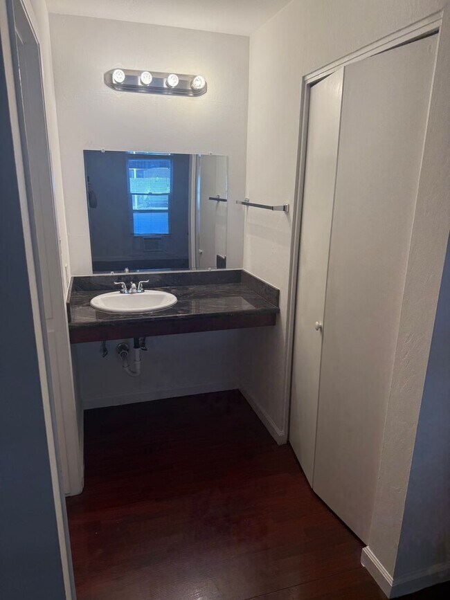 Building Photo - Charming 2-Bedroom Condo in Prime Walnut C...