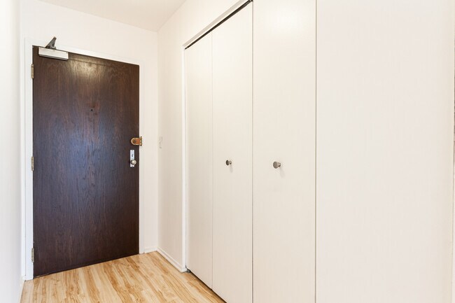 Building Photo - 1120 N La Salle Dr