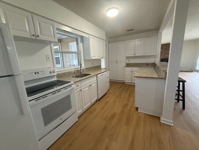 Building Photo - 3 Bedroom 2 Bath Single Family Home w/Garage & Bonus Room