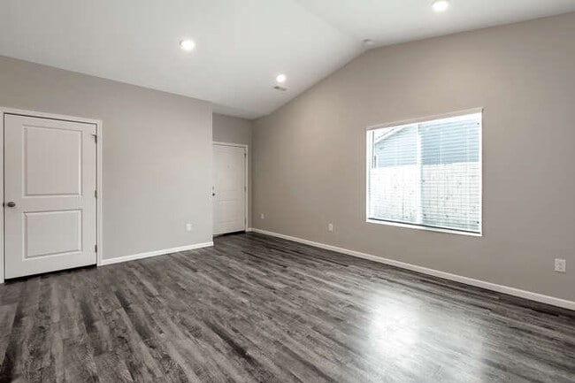 Building Photo - 1333 Azena St