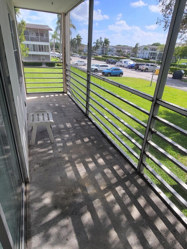 Building Photo - 613 Fanshaw N