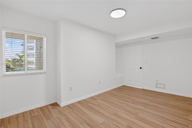 Building Photo - 2475 NW 16th St Rd