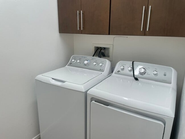 Building Photo - Home that has everything you need!