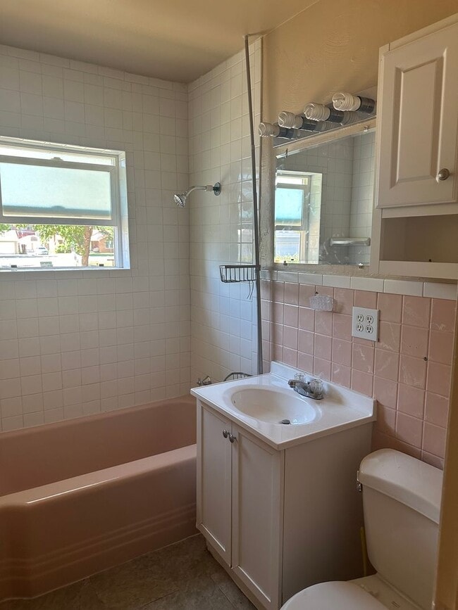 Building Photo - 3 bed 1 bath house