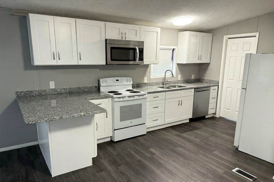 Newly renovated kitchen with New cabinets , Counter, new microwave, new sink , and new dishwasher - 23047 Cactus Rd