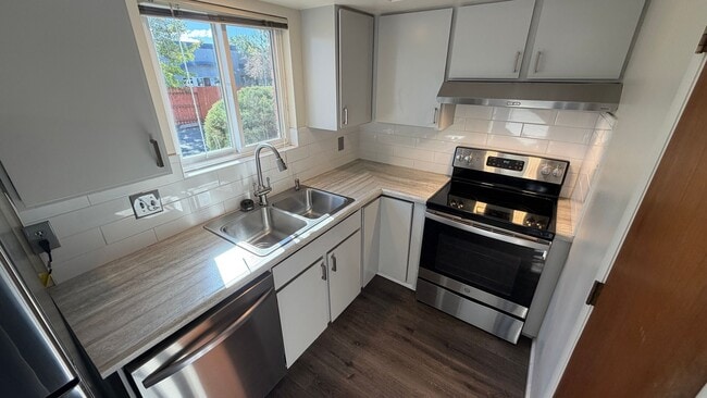 Building Photo - 1100 Harvard Wy