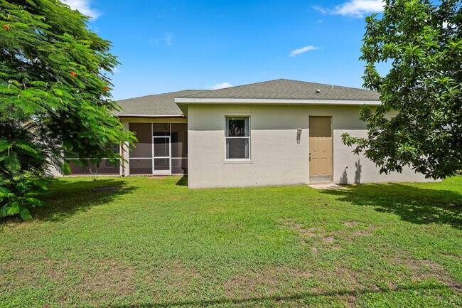 Building Photo - 1092 SW Majorca Ave