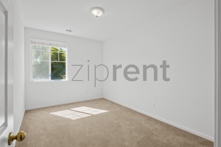 Building Photo - Unit