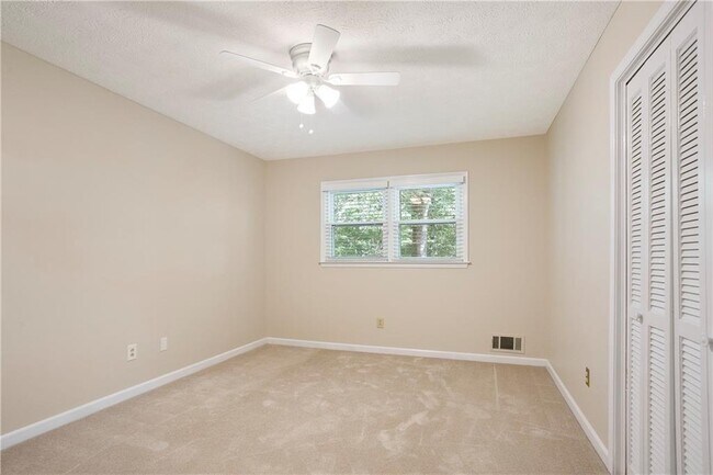 Building Photo - 4989 Kingswood Dr